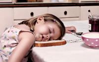 20 vicces fotó, amely megmutatja, hogy a gyerekek képesek bárhol, bármikor elaludni
