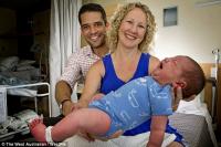 Egy ausztrál anyuka egy közel 6 kilós kisfiút szült az otthonukban