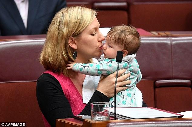 A parlamentben szoptatás közben szólalt fel a politikus nő!