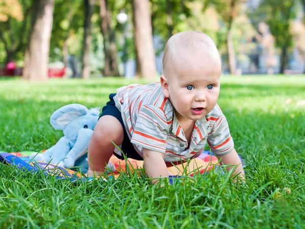 Vigyázz! A baba akár 15 perc alatt képes leégni a kánikulában! Hogyan lehet megóvni a babákat a napon? Hogyan kezeld az enyhe napégést?