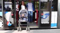 Így utazz babakocsival a buszon! 3 apró módszerrel biztonságossá tehető az utazás a babaszámára! (videó)
