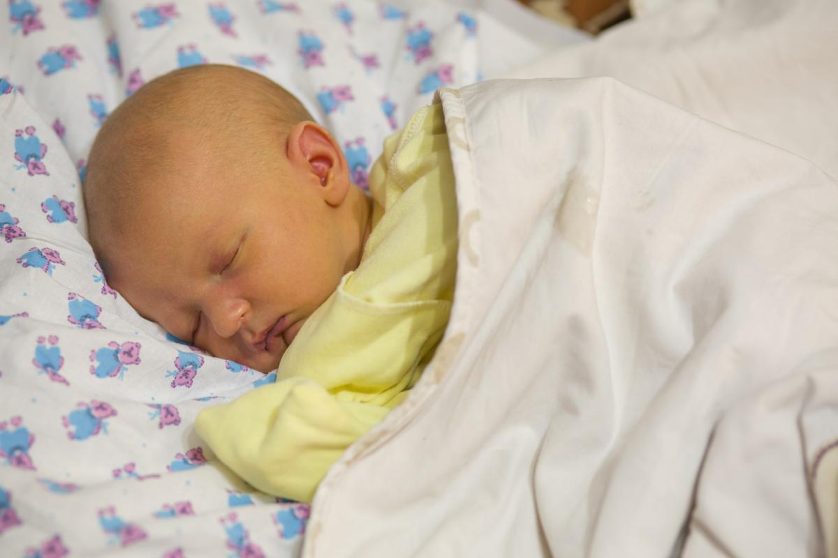 Újszülöttkori sárgaság, élettani sárgaság tünetei, okai, kezelése - Az újszülött babák 70 százalékát érinti! Mikor lehet veszélyes? 