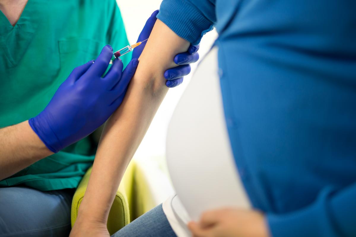Biztonságos-e az influenza elleni védőoltás terhes kismamáknak? Veszélyes-e az influenza vírus a magzatra? – A kismamák 8 leggyakoribb kérdése az influenza kapcsán