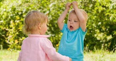 Miért szeretnek a kisfiúk balhézni, verekedni – és miért kell hagynunk szülőként, hogy ezt tegyék?