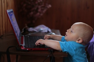 Hogyan okoz a gyermek agyában függőséget a monitor előtt töltött idő?
