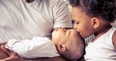 5 tipp, hogyan segíts az újdonsült szülőknek