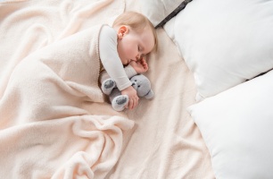 Elárulta a szakértő, ezért veszélyes egy ágyban aludni a babával