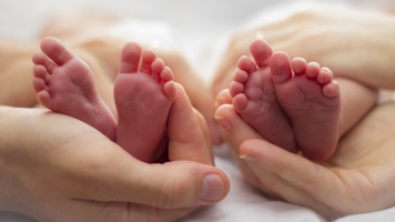 Szülők gyötrődése: egymás gyermekeinek adtak életet, mert a termékenységi klinikán összecserélték az embriókat