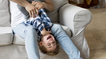 A tudósok szerint ezért lehet ártalmas, ha a gyereket csiklandozzuk