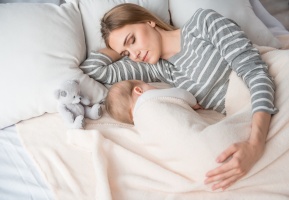 Hatalmas hibát követnek el a szülők, ha hagyják, hogy a gyerek éjszaka mellettük aludjon