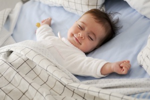 Miért mosolyognak a babák alvás közben?