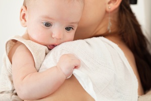 Hogyan kell büfiztetni a babát? Tanácsok, amik segíthetnek