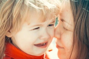 Síró kislány és az anyja