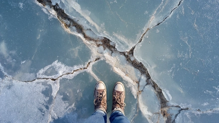 Rianások a Balaton jegén: ezeken a területeken életveszélyes a jégre menni!