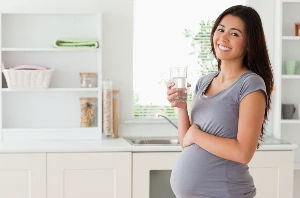 Miért különösen fontos babavárás alatt a vízfogyasztás?