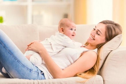 „Segítség, haza érkeztünk a kisbabával!”…avagy miben tud segíteni a dúla szülés után?