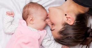 Nem jó, ha mindig csak anya altatja a kicsit: 5 érv és 5 tipp