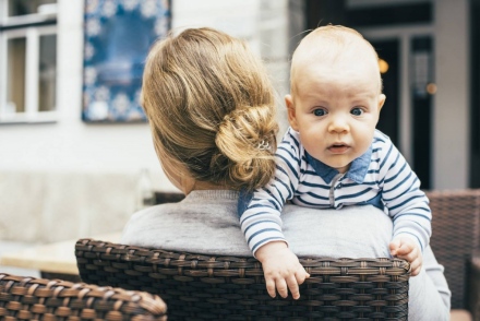 A SZEMÉLYISÉGEDRŐL ÁRULKODIK, HOGYAN TARTOD A KISBABÁT