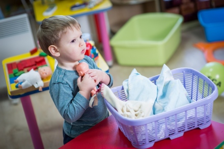 A fiúk is játszhatnak babákkal, semmi rossz nincs abban