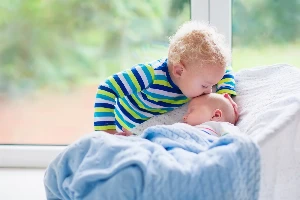 7 szuper dolog, amire egy nagytesó képes a picivel