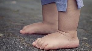 Egyedül kóborolt a városban az éjszaka közepén egy pelenkás csecsemő