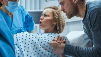 Ötletek leendő apáknak, hogyan támogassuk párunkat a vajúdás és szülés alatt