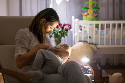 Nem vagy rossz anya, ha le akarod szoktatni a babádat az éjjeli szoptatásról