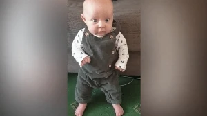 Döbbenten nézték a szülők, hogy kislányuk már 8 hetesen fel tudott állni