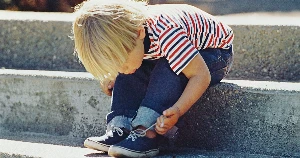 5 tipp és trükk, hogyan tanítsd gyermekedet cipőfűzőt kötni – mindenkit a maga tempójában