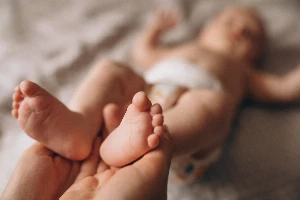 Néhány órája született csecsemőt találtak egy bokorban Szolnokon - fotók