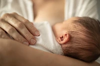 A szoptatás az anyának is jó: idős korban is okosabbak maradhatnak tőle