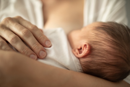 A szoptatás az anyának is jó: idős korban is okosabbak maradhatnak tőle