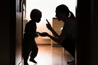 Mindent kipróbál, mindent megkóstol, nem bírja a korlátokat: így fegyelmezd a totyogóst