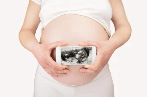 Videón, ahogy a 38 hetes magzat megpróbál felállni a pocakban