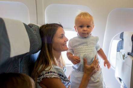 Gyalázkodva kifogásolta egy utas a repülőn, hogy mellé ültettek egy anyát a babájával