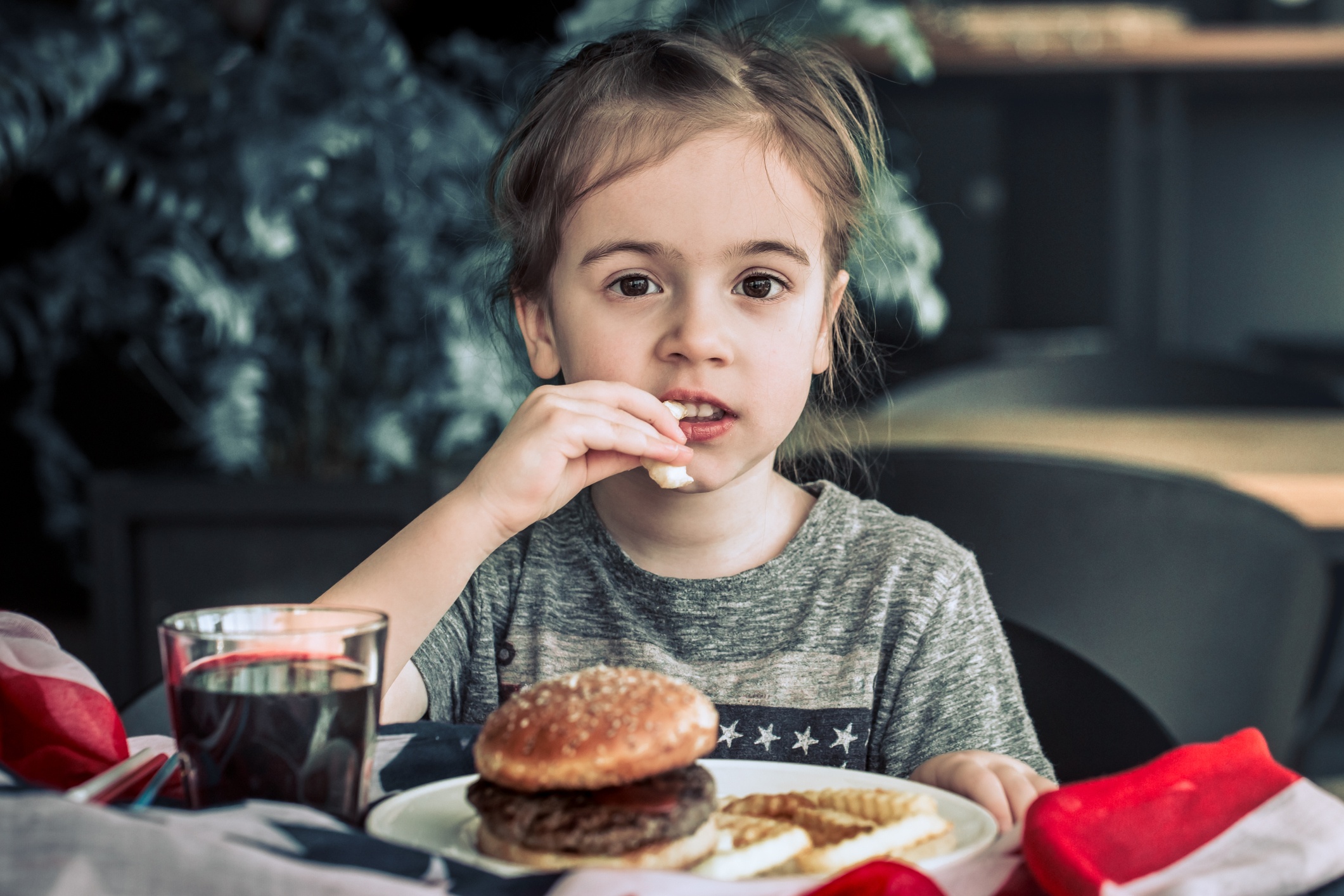 Idén mi hamburgert rendelünk szentestére a gyerekekkel