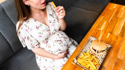 A férjem szabályozni akarja, hogy mit ehetek a terhesség alatt – szégyellem a sóvárgásomat