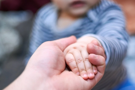 Örökbefogadhatják a kisfiút, aki a pécsi kórházban élt születése óta