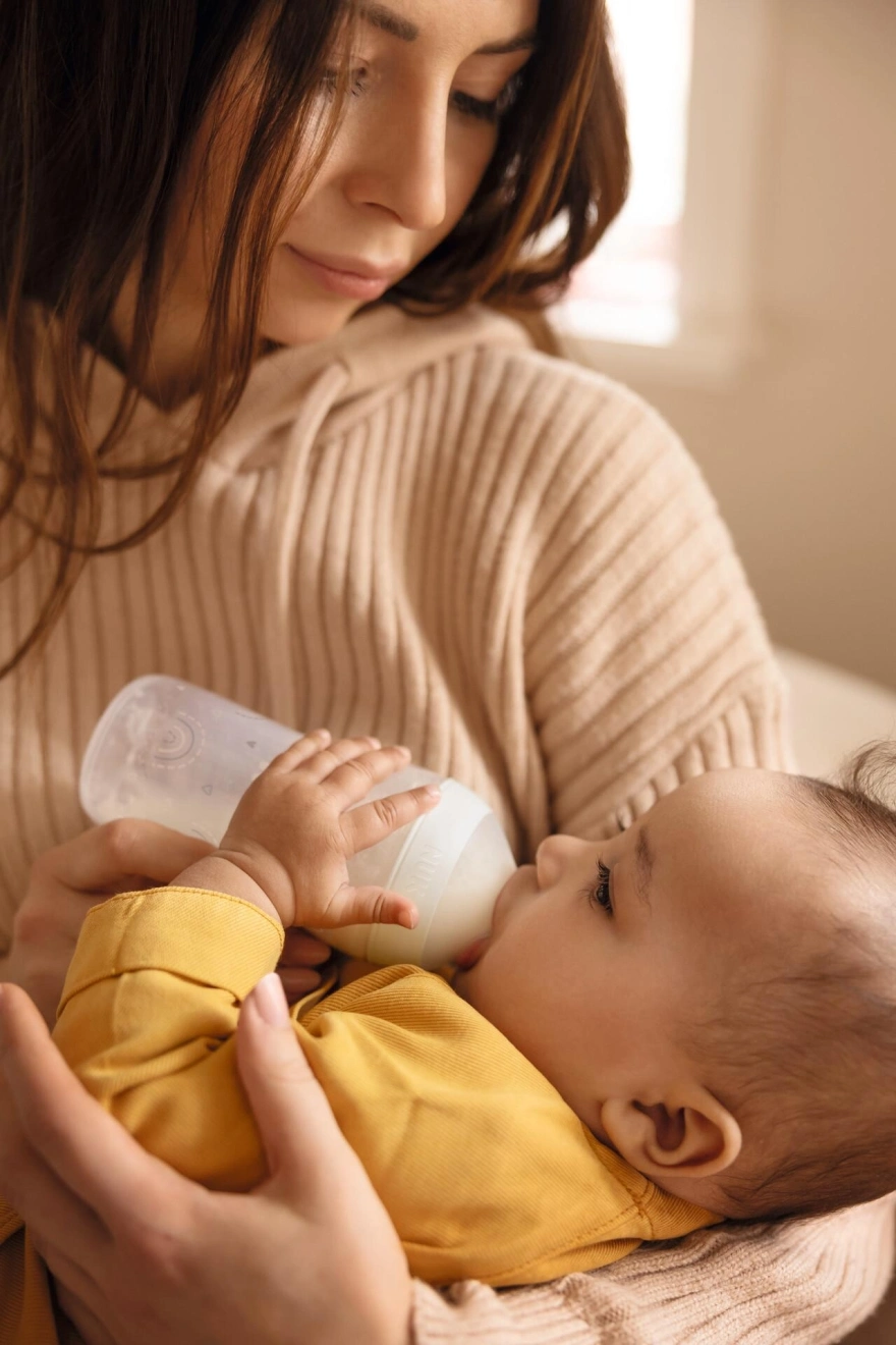 Kezdj fokozatosan: először napi egy etetésnél használj cumisüveget!