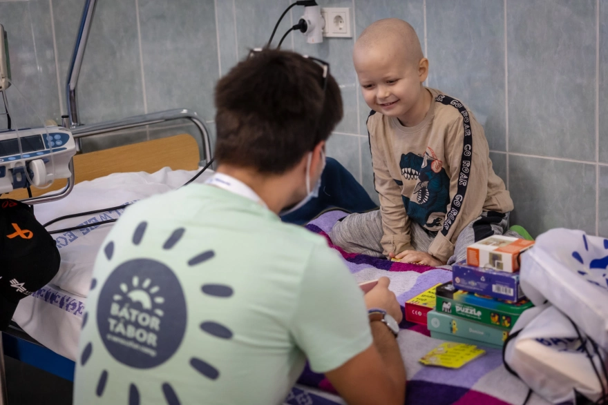 kisgyerek a kórházi ágyon játékokkal