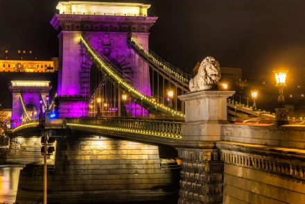 Ma este lilába borul több épület és híd is Magyarországon